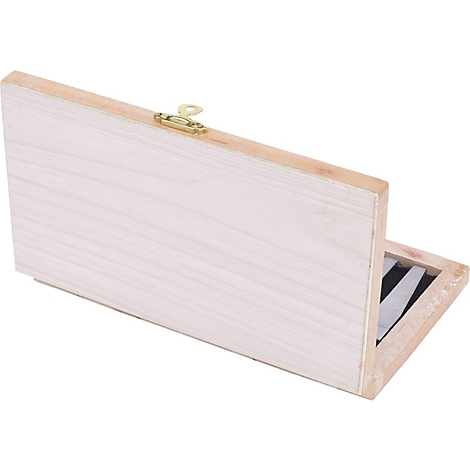 Geöffnete Holzbox mit Werkzeugen, goldener Verschluss.